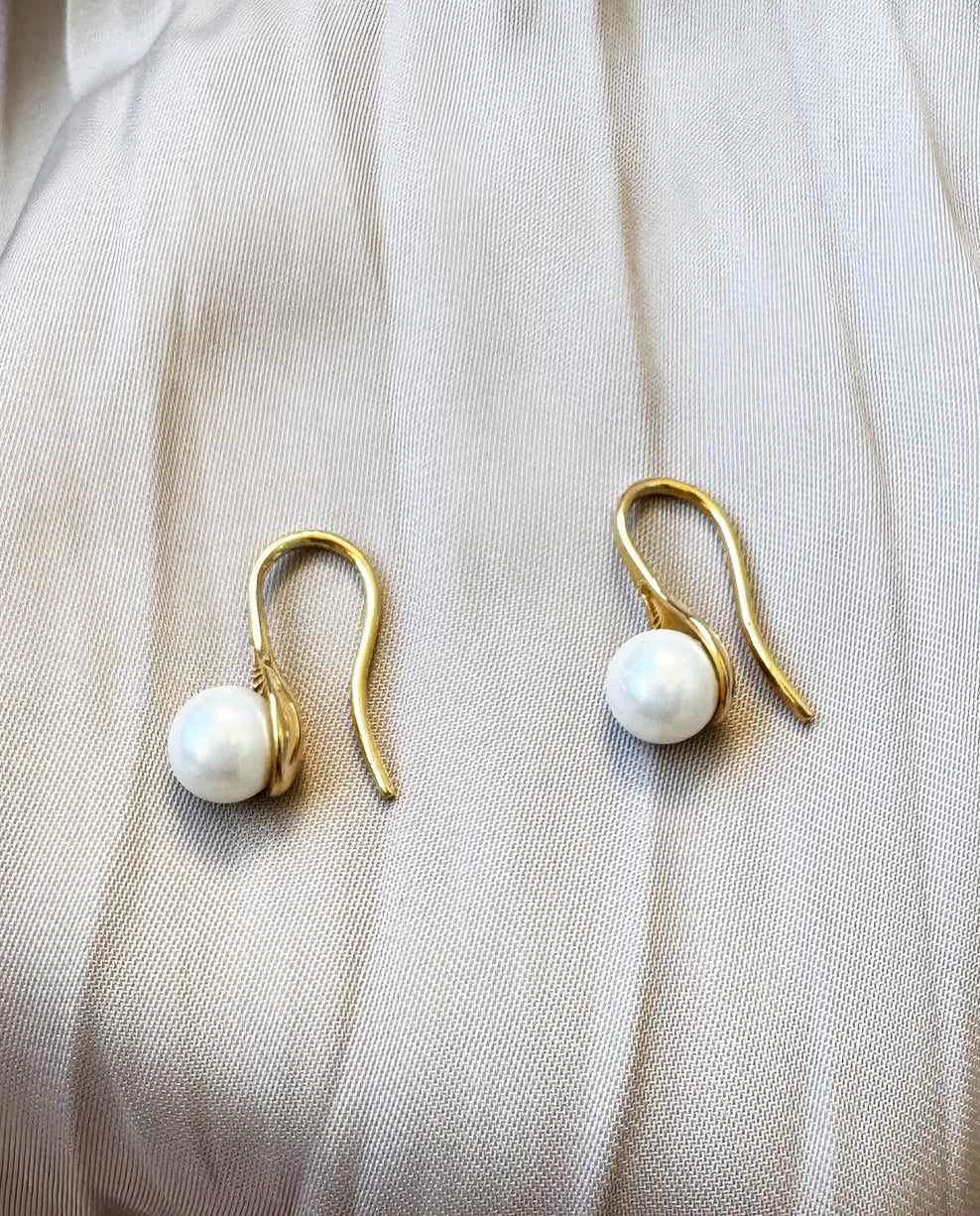 Brinco em Ouro Amarelo 18k/750 com Pérola Shell