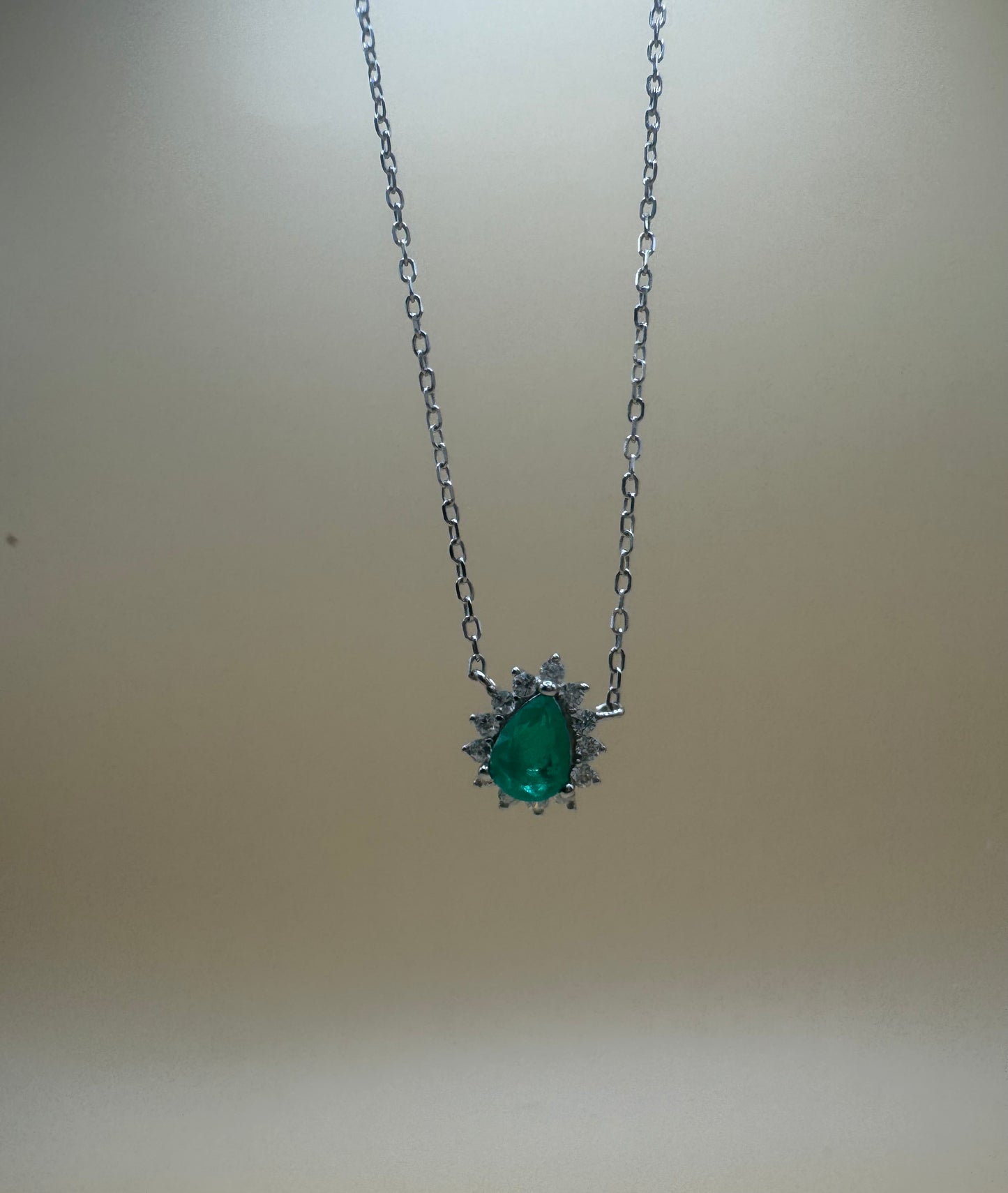 Colar Princesa Gota Verde colombiana em Prata 925 com Banho de Ródio