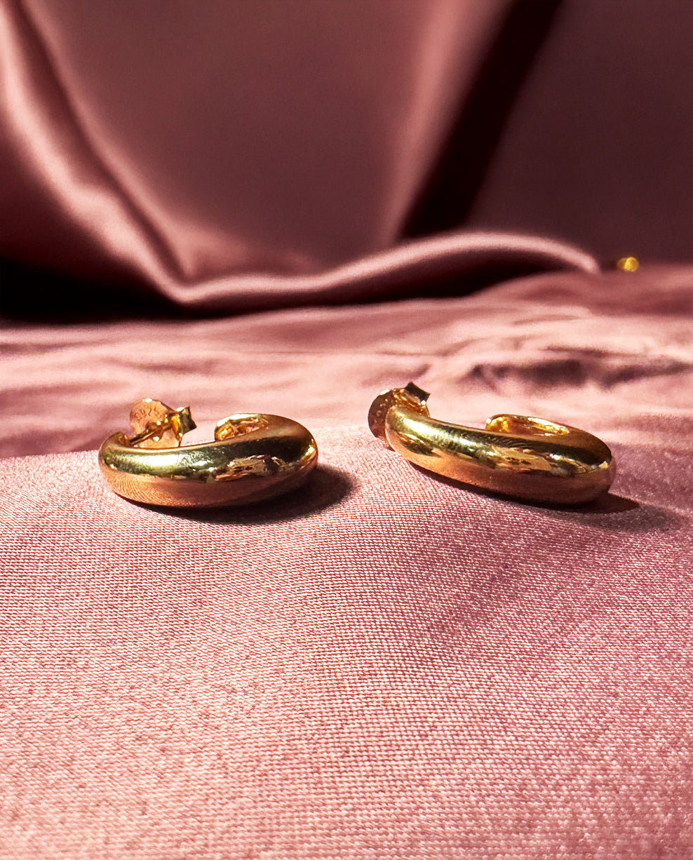 Brinco Argola Vírgula em Prata 925 com Banho de Ouro 18k