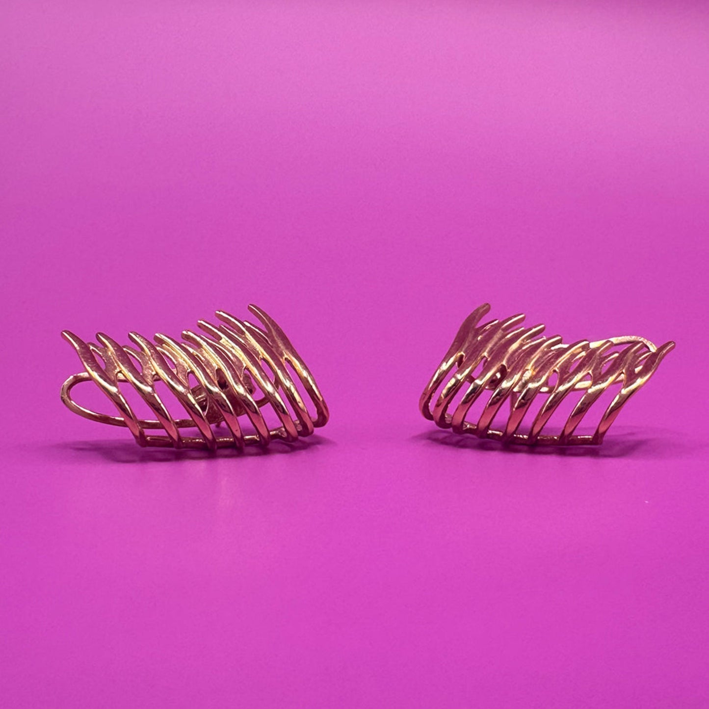 Ear Cuff Ondas em Ouro – Design Autoral