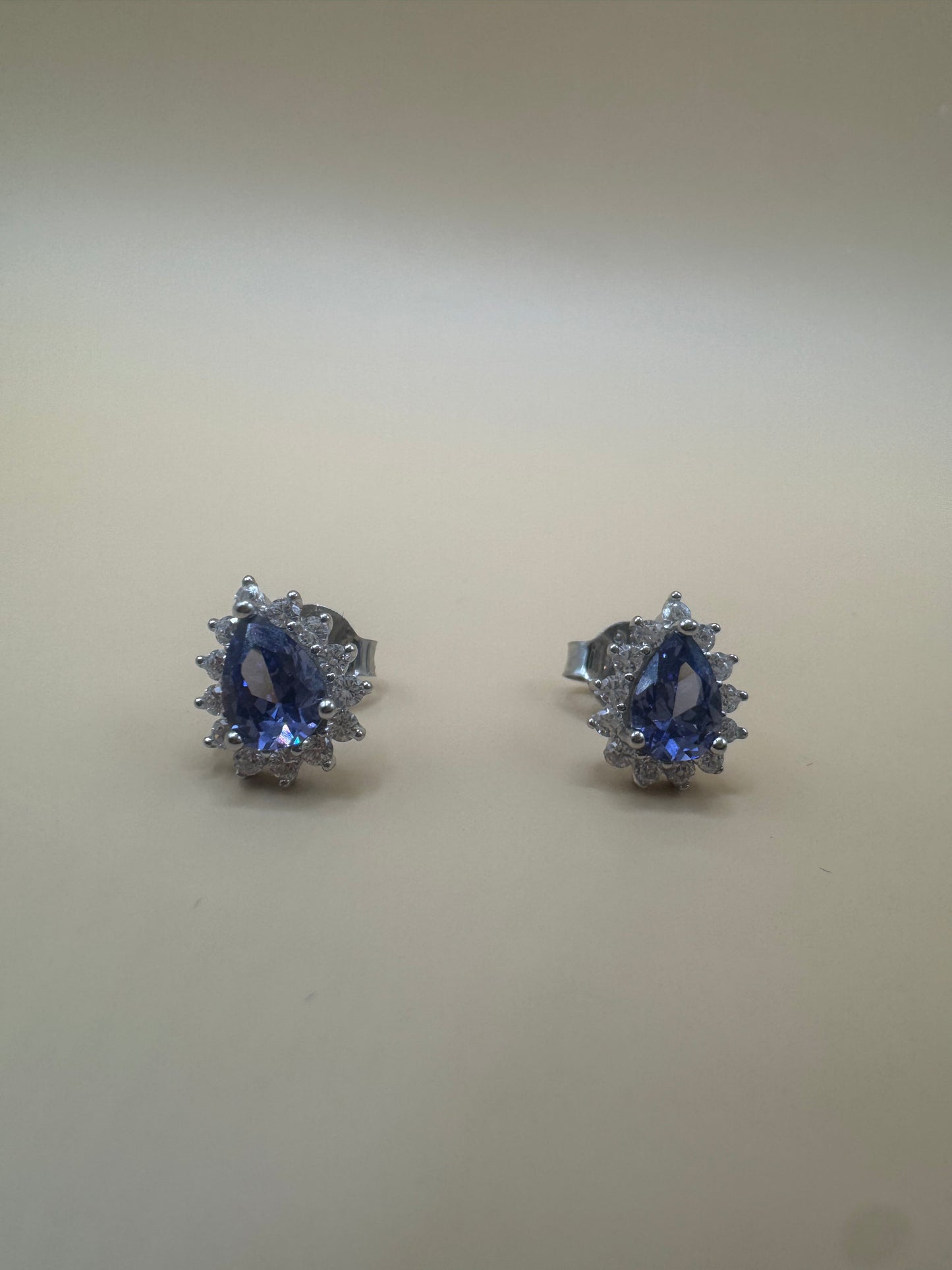 Brinco Princesa Gota azul (tom tanzanita) em Prata 925 com Banho de Ródio