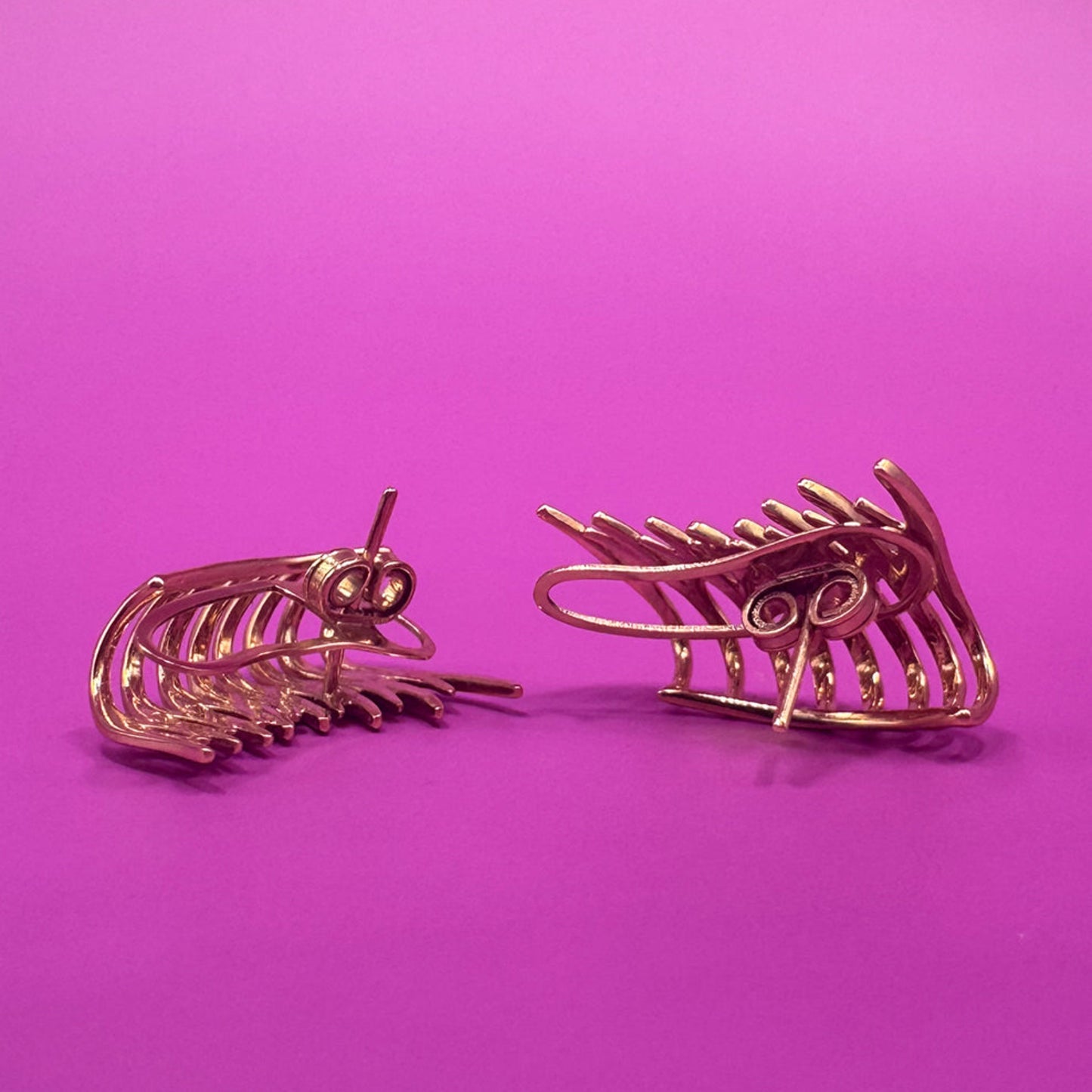 Ear Cuff Ondas em Ouro – Design Autoral