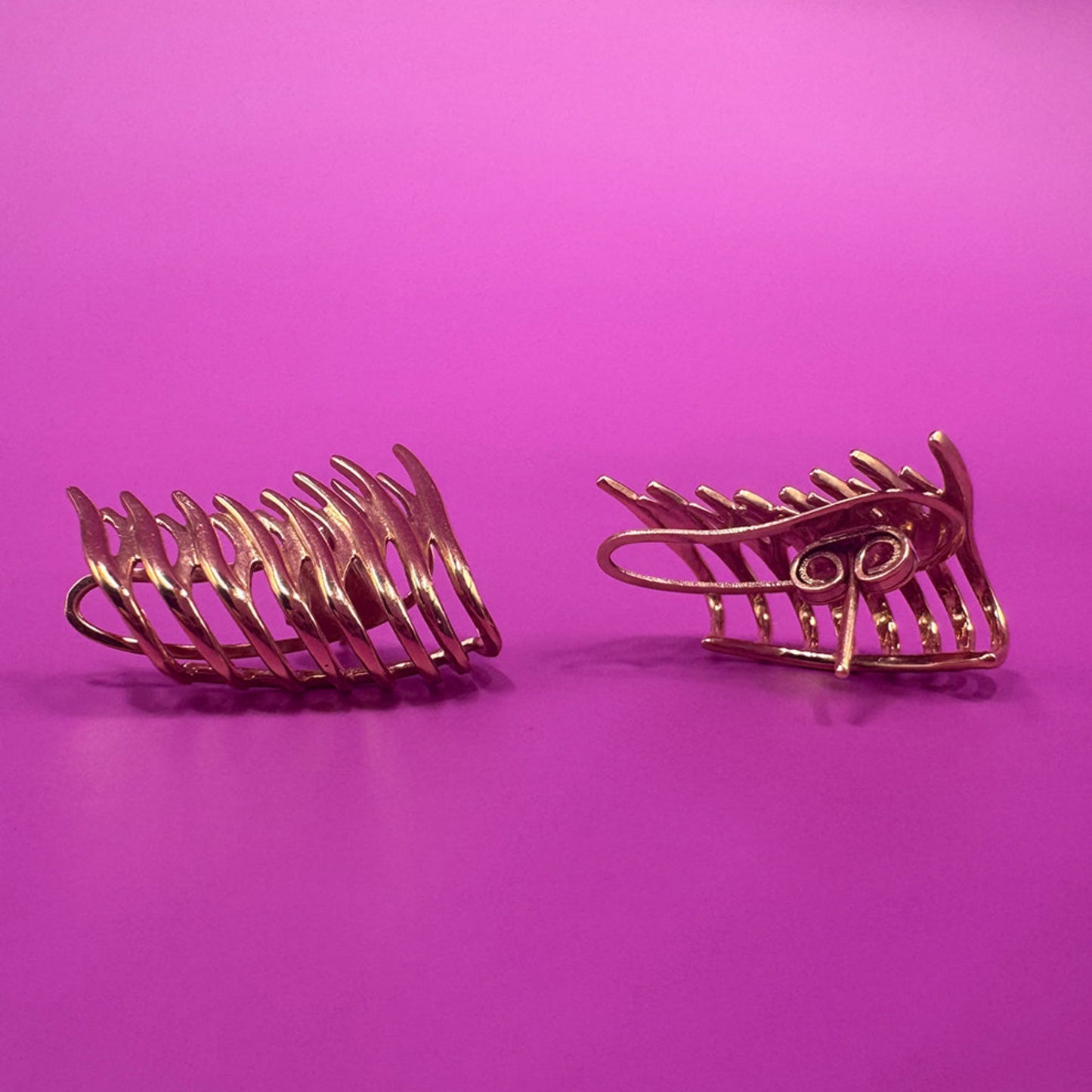 Ear Cuff Ondas em Ouro – Design Autoral