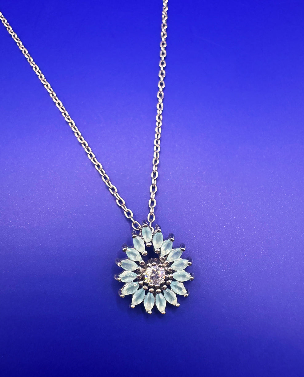 Conjunto em Prata 925 Flor Pétalas com Zircônias Azul Claro e Brancas