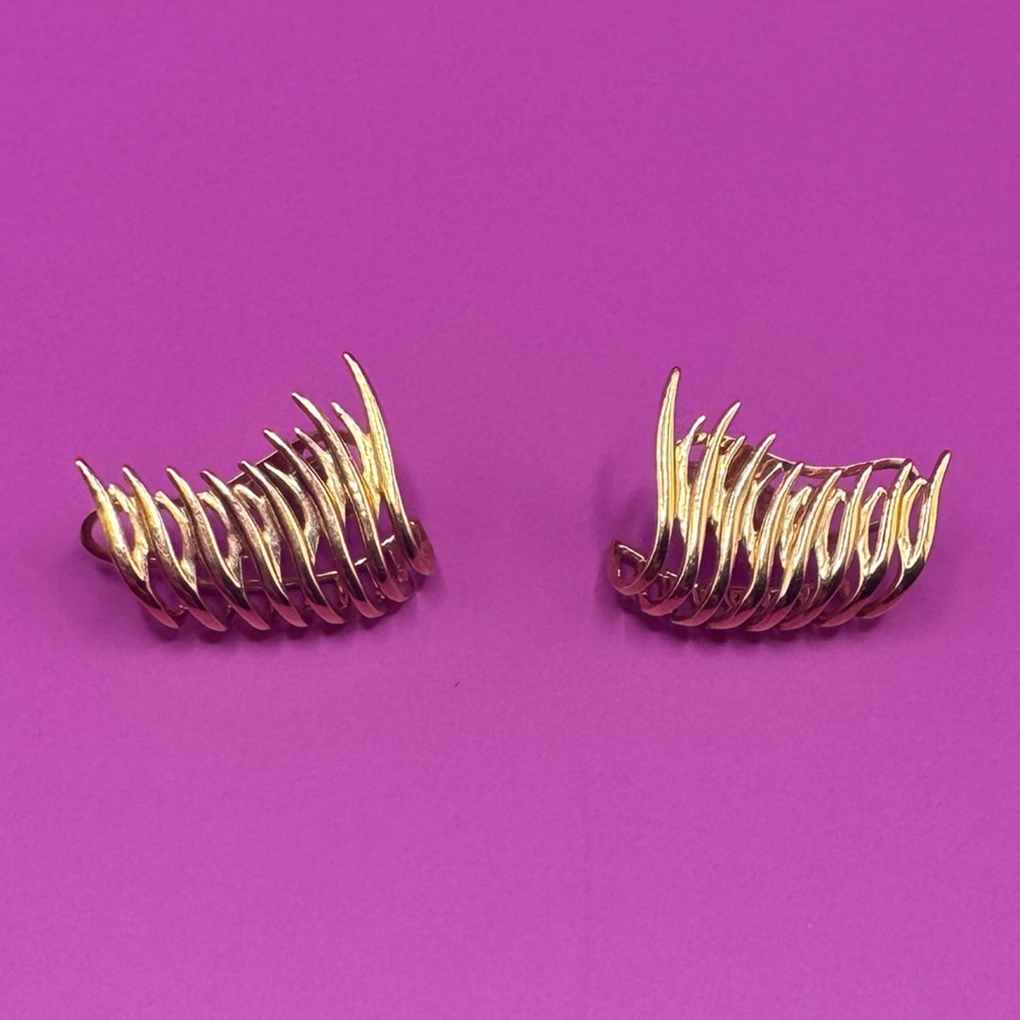Ear Cuff Ondas em Ouro – Design Autoral