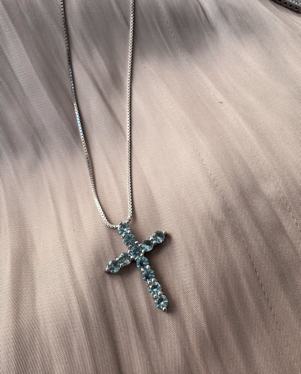 Colar em Prata com Pingente Cruz Zircônias Azuis