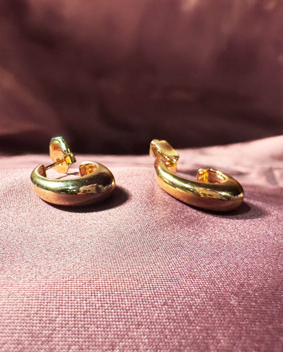 Brinco Argola Vírgula em Prata 925 com Banho de Ouro 18k