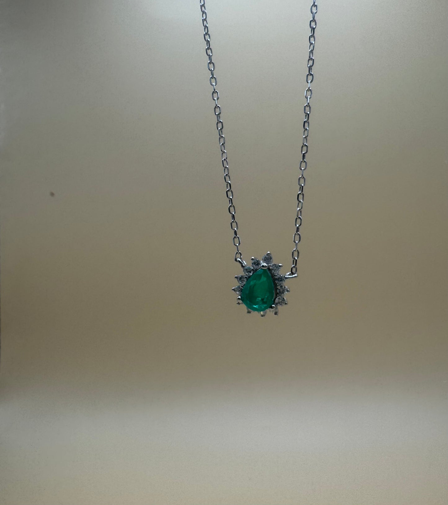 Colar Princesa Gota Verde colombiana em Prata 925 com Banho de Ródio