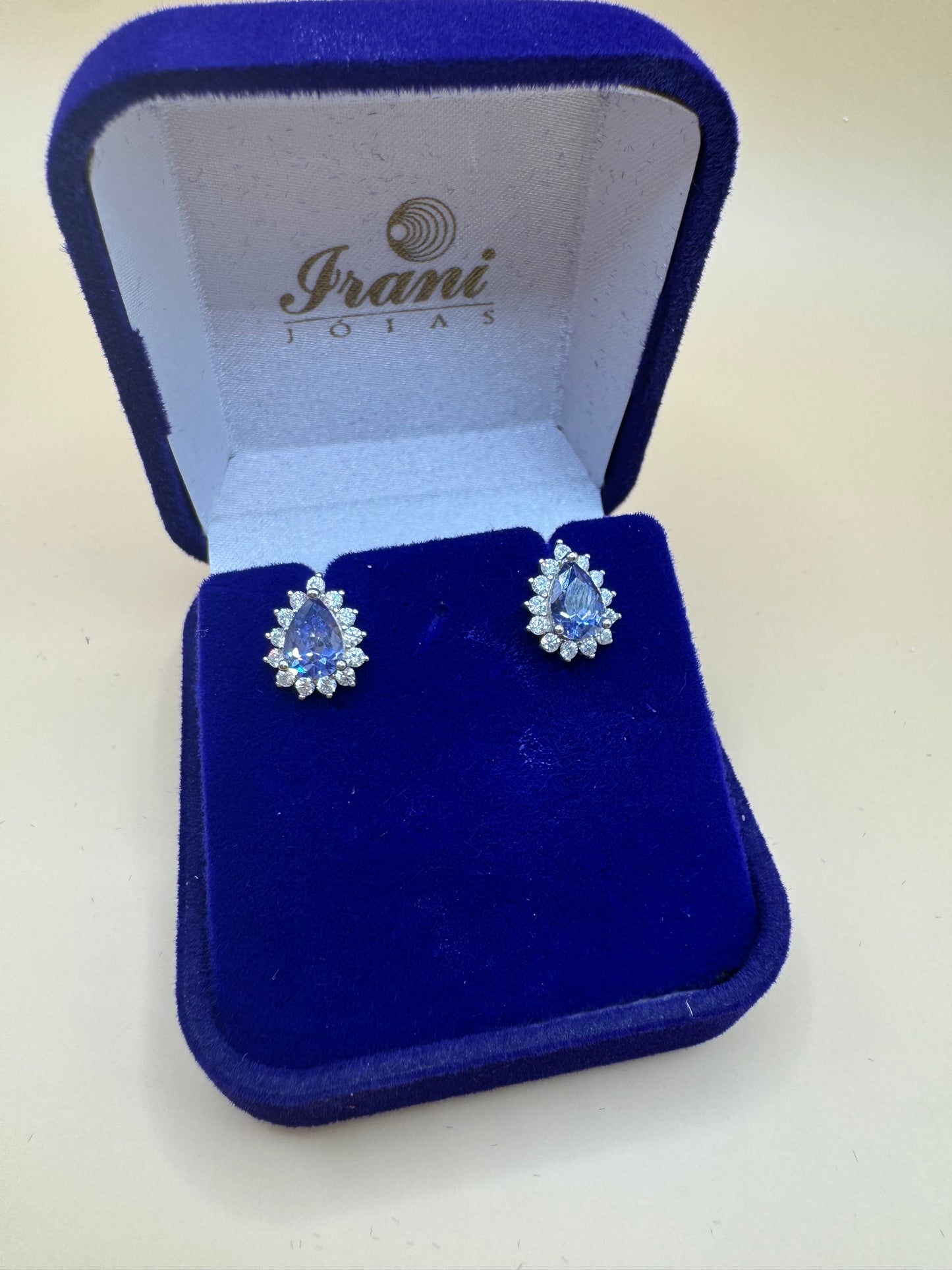 Brinco Princesa Gota azul (tom tanzanita) em Prata 925 com Banho de Ródio