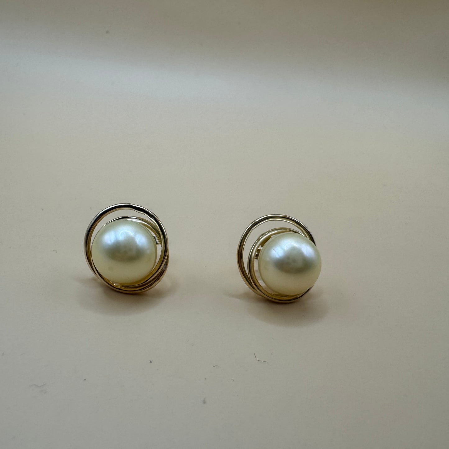 Brinco Órbita em Ouro 18k com Pérola de Água Salgada – Joia Autoral e Artesanal