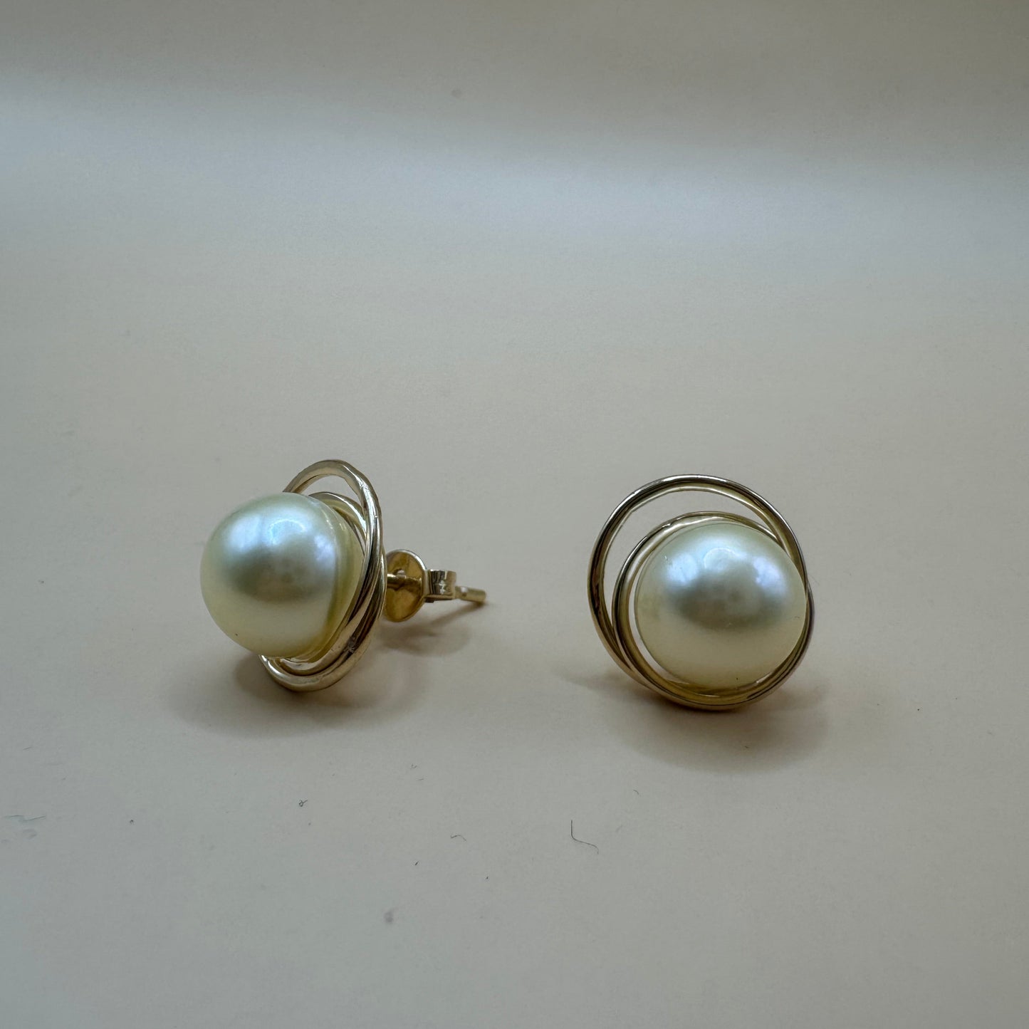 Brinco Órbita em Ouro 18k com Pérola de Água Salgada – Joia Autoral e Artesanal- sob encomenda