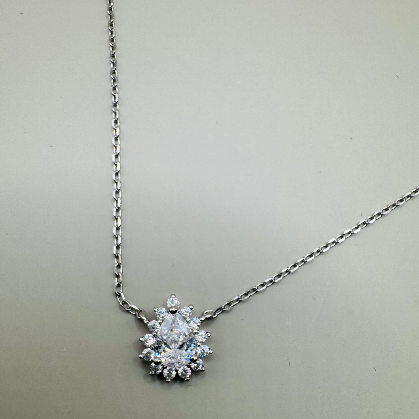 Colar Princesa Gota Branca em Prata 925 com Banho de Ródio