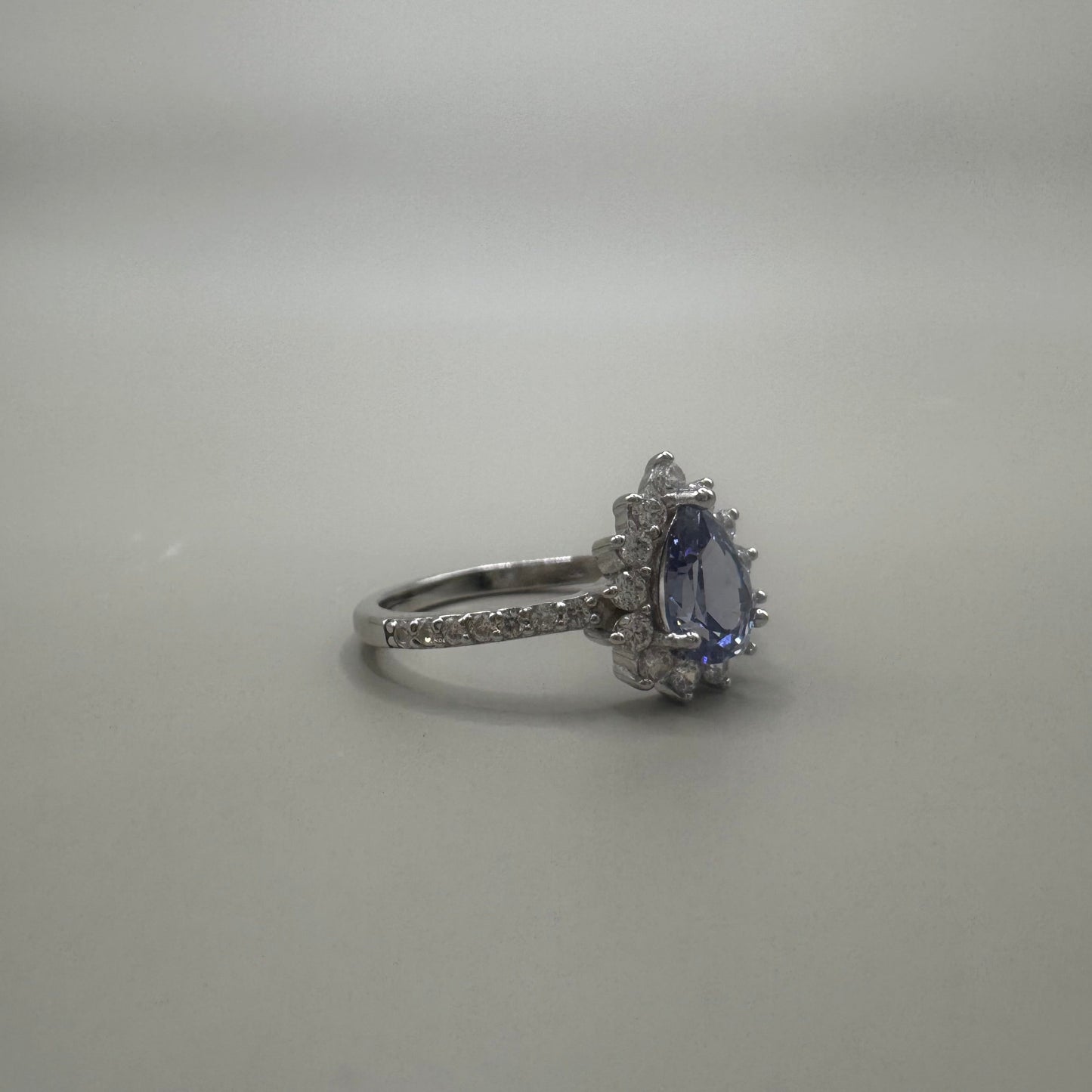 Anel Princesa Tanzanita Gota em Prata 925 com Banho de Ródio