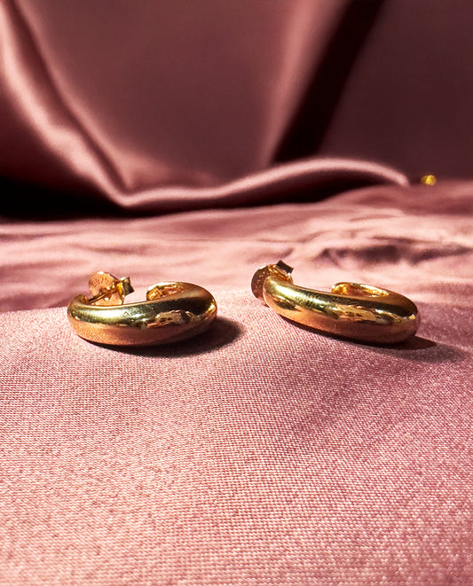 Brinco Argola Vírgula em Prata 925 com Banho de Ouro 18k