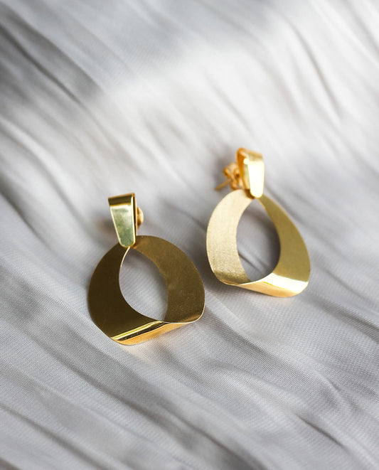 Brinco em Ouro Amarelo 18k 1/2 Fosco e 1/2 Polido