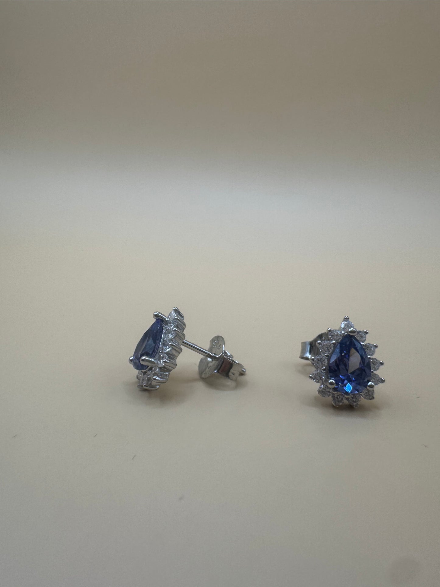 Brinco Princesa Gota azul (tom tanzanita) em Prata 925 com Banho de Ródio