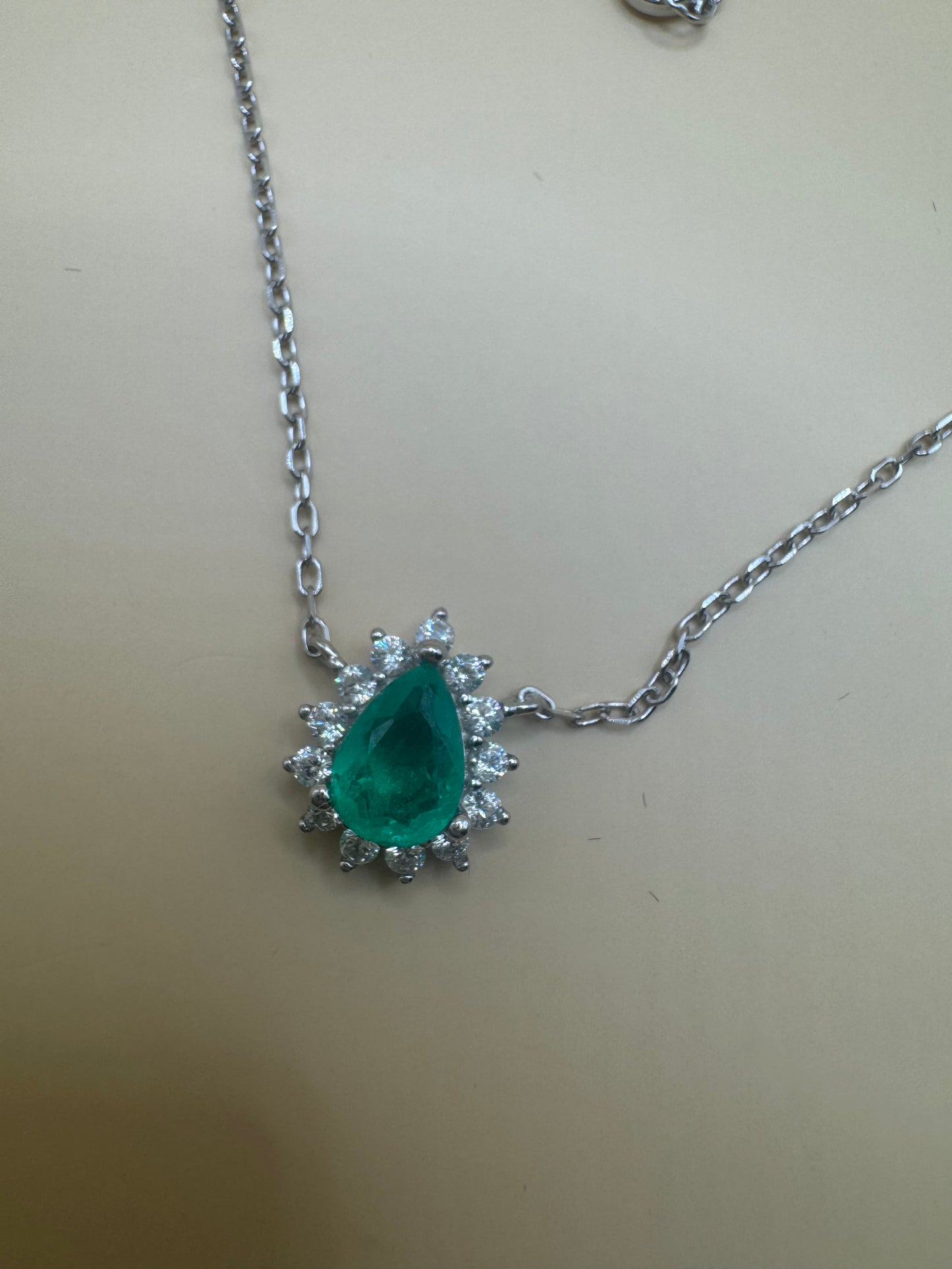 Colar Princesa Gota Verde colombiana em Prata 925 com Banho de Ródio