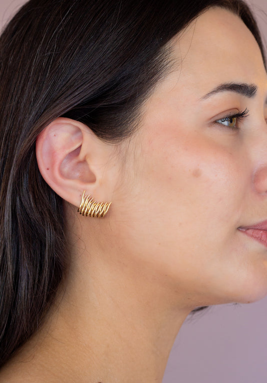 Ear Cuff Ondas em Ouro – Design Autoral